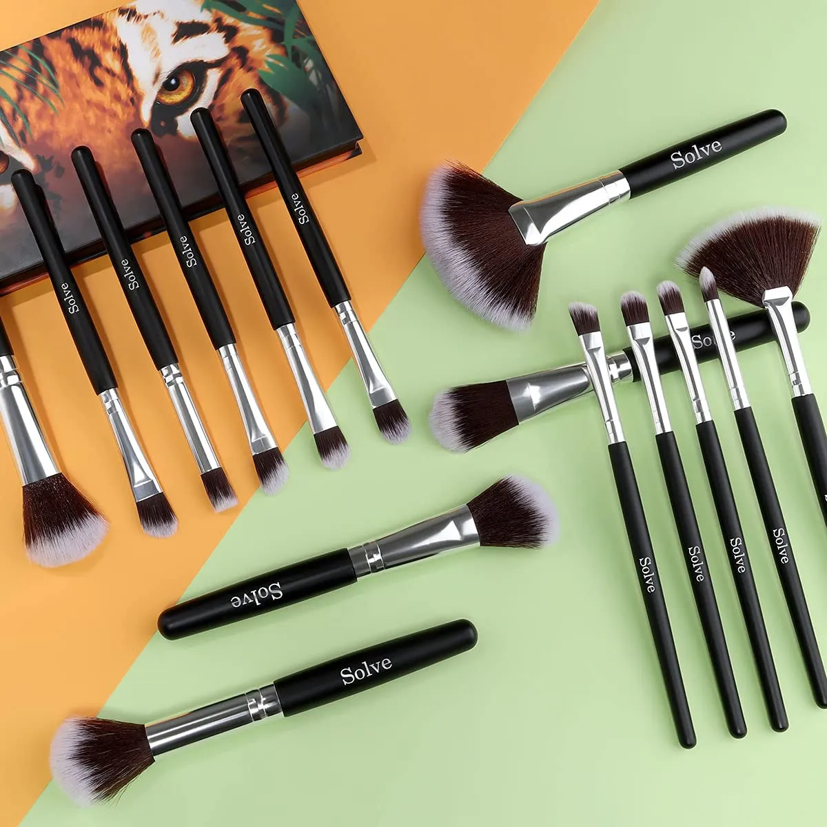 32-Piece Makeup Brush Set with Wooden Handles - Versatile Brushes for Face & Eye Makeup